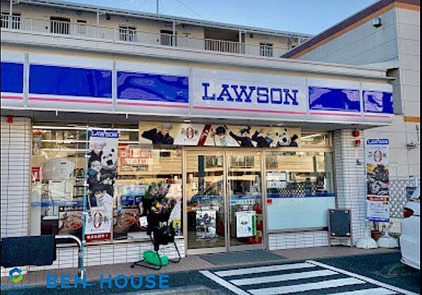 ローソン高田西二丁目店 徒歩11分。時間がない時にさっと寄れて便利なコンビニ。 860m