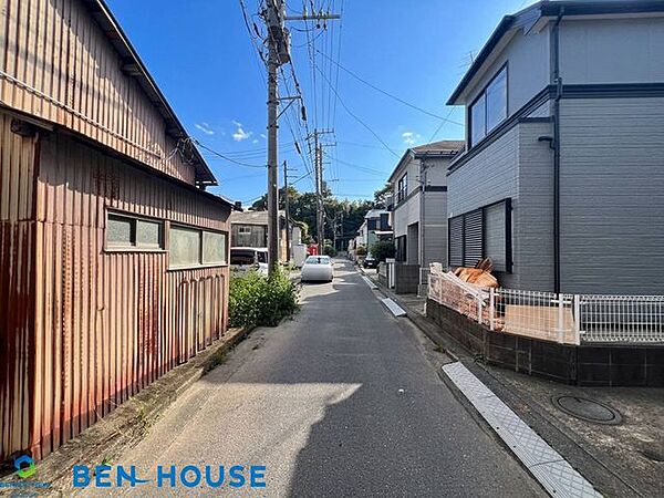 ・周辺は落ち着いた雰囲気の住宅地です。小さなお子様がいるご家庭も安心！落ち着いて生活できます・全室二面の採光で明るく通風も良好・2か所のバルコニーでは洗濯物がたっぷり干せます