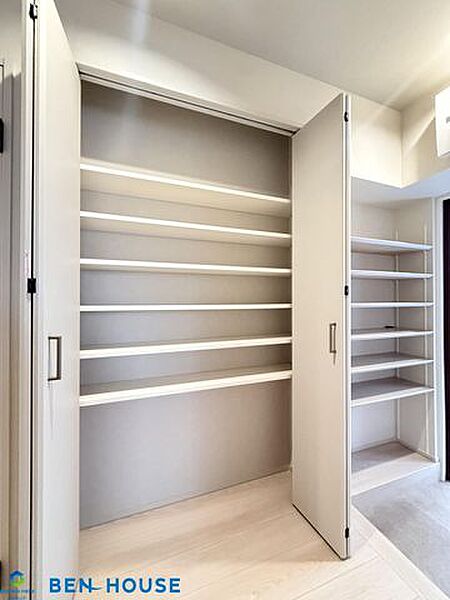 ・ご家族分の靴もたっぷりしまえる大型シューズボックス採用！・大きなシューズボックスでご家族全員の靴もしっかり収まりますね。・玄関スペースをすっきり見せることができますね！！