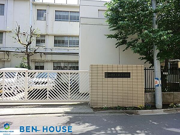 川崎市立上丸子小学校 徒歩4分。教育施設が近くに整った、子育て世帯も安心の住環境です。 250m