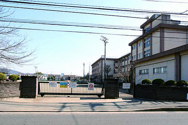 豊川小学校まで徒歩１２分です。