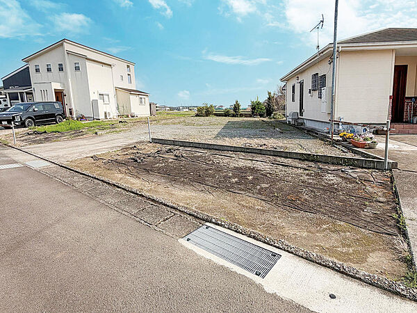 土地広々約６６坪、建築条件なし、南側調整区域に付陽当り良好。