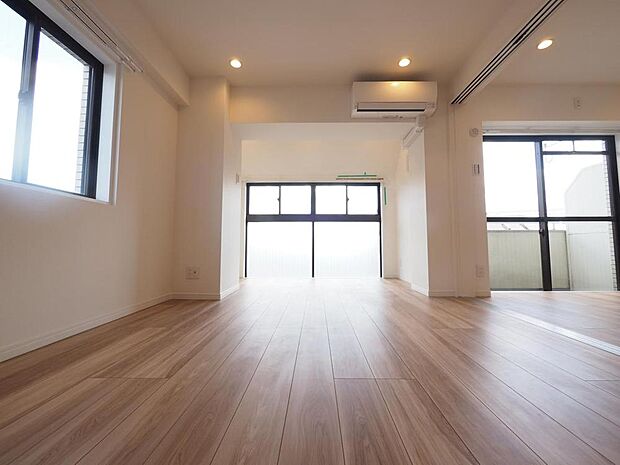 LDKと隣接する洋室の引き戸を開放することで、広々とした空間としても利用可能です。