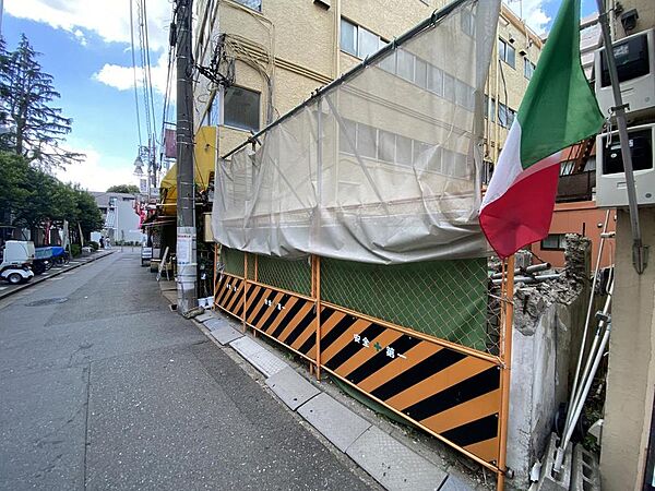 南側の前面道路は幅員約5mです。敷地との高低差はほとんどなく、お車や自転車の出入りもスムーズです。