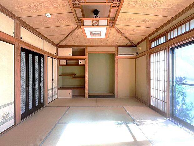 柔らかな色調で統一された和室は、畳の香りに包まれながら、癒やしのひとときを過ごせます。