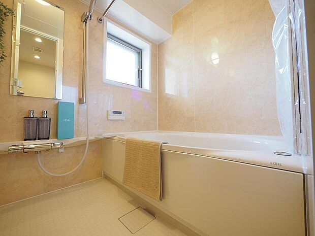 落ち着いた雰囲気の浴室。窓があり、お掃除の際の換気もしやすいです。
