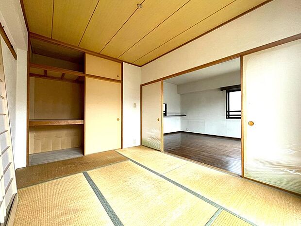リビング続きの和室は、お子様のお昼寝スペースやプレイルームとして活躍しそうです。