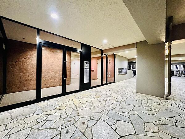 スタイリッシュな印象のエントランスです。オートロック付きで、防犯面に配慮されています。