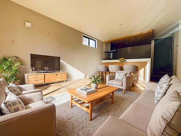 「LDK/約16.8帖」16帖えのゆとりあるLDK。3面採光で陽当たり良好です。※実写画像にバーチャルホームステージングで家具を設置した完成予想です。家具の設置には別途費用が発生いたします。