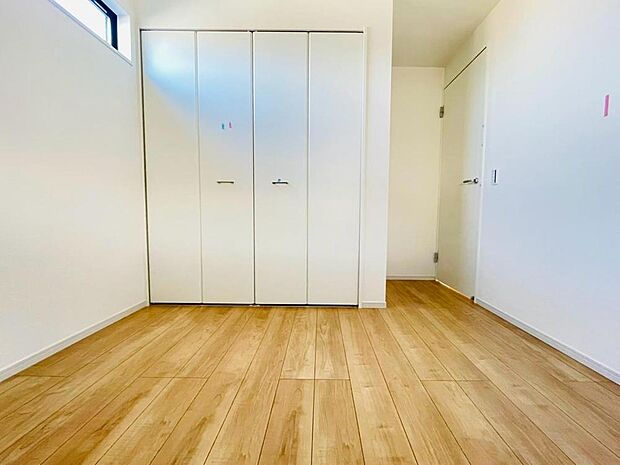 「クローゼット(納戸B)」納戸Bには折れ戸タイプのクローゼットが備わっています。
