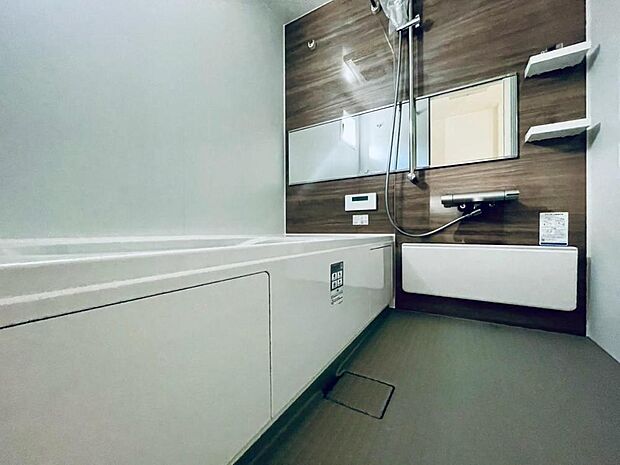 「浴室」木目調のアクセントパネルがモダンな印象の浴室。空間を広く見せる横長の鏡が採用されています。浴室乾燥機付きなので、雨の日でも洗濯物を干せます。