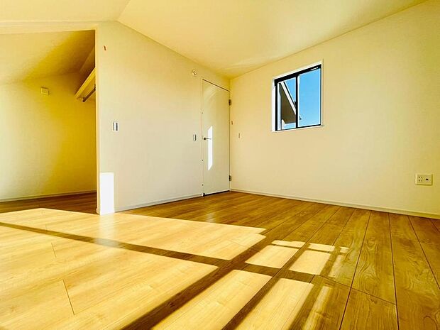 「WIC(納戸A)」扉がなく出入りがスムーズなWIC。ハンガーパイプと枕棚が備わっているので、衣類や鞄などをすっきりと収納できます。