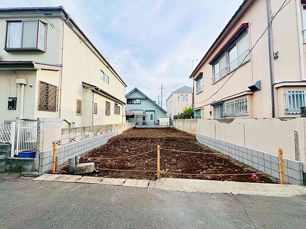 前面道路はアスファルト舗装されています。自転車の走行や、ベビーカーを押して外出する際も快適です。