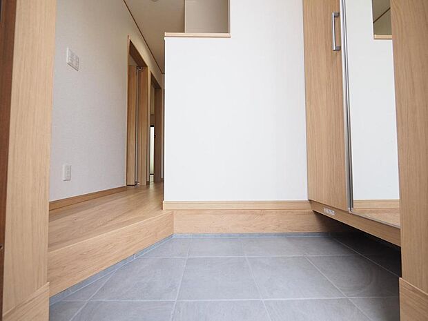 季節の花やアートで彩ることで、来訪者を気持ちよく迎えることができそうです。