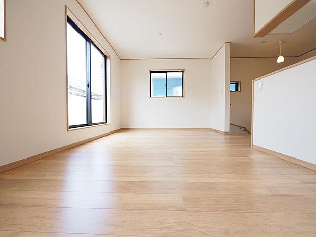 ご家族の思い出を刻むLDK。家族団らんの時間が自然と増えそうです。