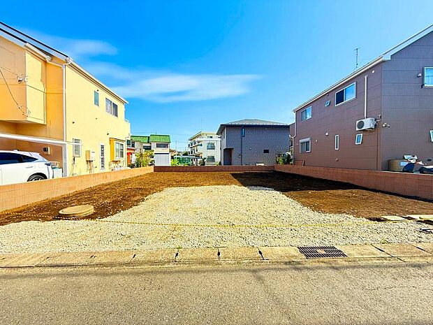 周辺は、低層住宅が建ち並ぶ閑静な住宅街です。緑豊かな住環境で落ち着いた暮らしが叶います。