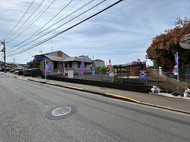 前面道路には歩道が整備されています。小さなお子さまも通行しやすい、安心感がある立地です。
