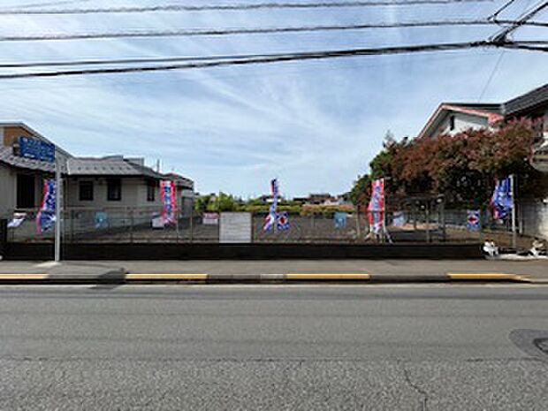 前面道路はアスファルト舗装されています。自転車の走行や、ベビーカーを押して外出する際も快適です。