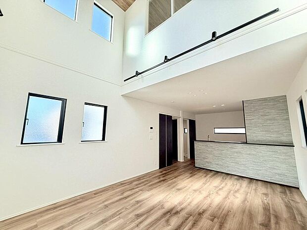 リビングの天井は吹き抜け仕様のため、より空間を広く感じることができます。