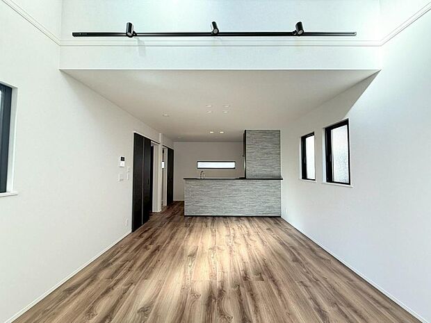 自然と笑顔が溢れるLDKです。お好きな小物や写真を飾り、お住まいづくりをお楽しみください。