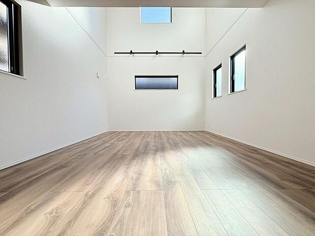 ご家族の思い出を刻むLDK。家族団らんの時間が自然と増えそうです。