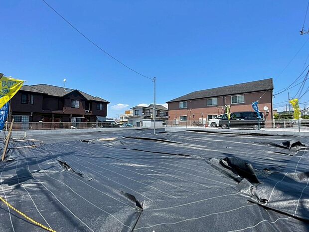 周辺は、低層住宅が建ち並ぶ閑静な住宅街です。緑豊かな住環境で落ち着いた暮らしが叶います。