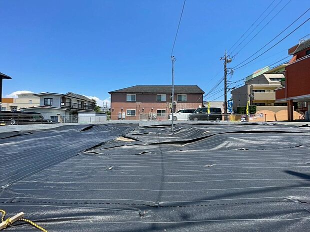 周辺は一戸建て住宅が建ち並ぶ穏やかな住環境。採光・通風を確保しやすく、開放的な角地です。