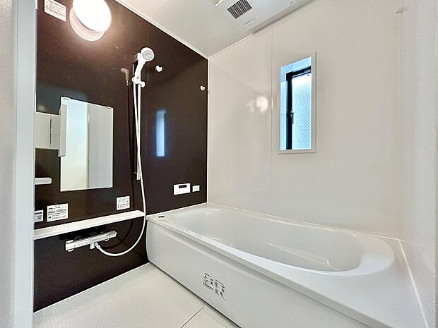 ゆったりとした気分で、湯船に浸かることができそうな浴室です。