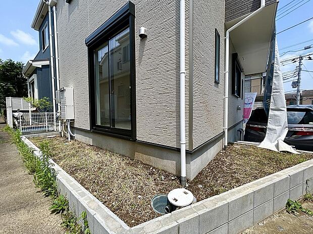 ガーデニングやお子様のプール遊びができ、おうち時間が充実する庭付きです。