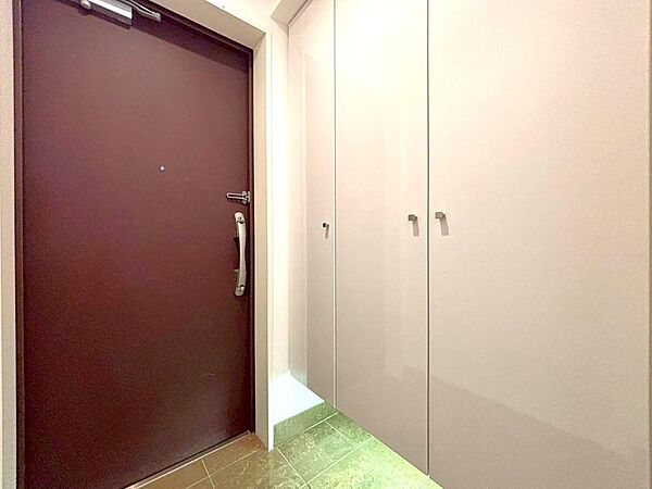 住まいの顏となる玄関。お気に入りの小物や写真を飾ることで、さわやかな気持ちで外出できそうです。