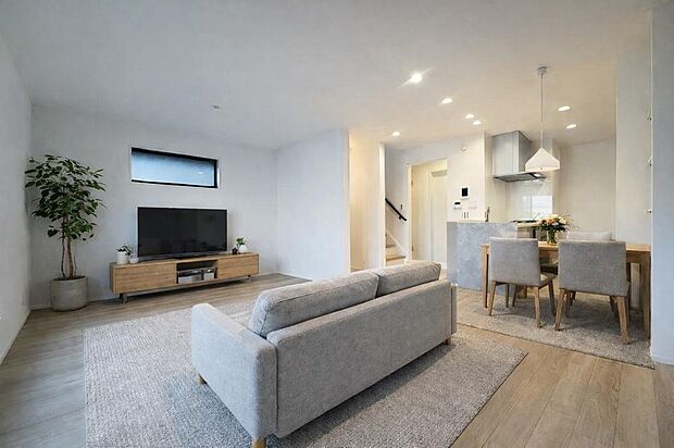 お住まいの中心のLDKは、自然とご家族が集まる癒しの空間です。※実写画像にバーチャルホームステージングで家具を設置した完成予想です。家具の設置には別途費用が発生いたします。