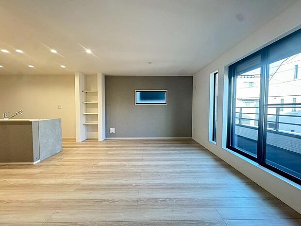 どのような家具を置きたいか、どのようなテイストにしたいかなど、ご家族で相談しながらご見学ください。