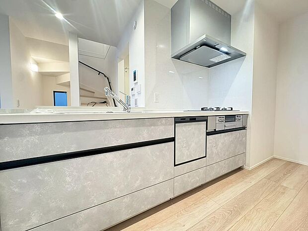 新しいお住まいのキッチンで、休日は家族でお料理を楽しむ時間が増えそうです。