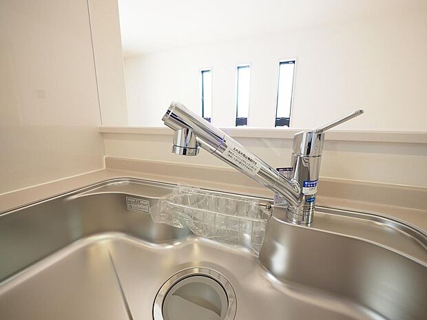 清潔感のあるキッチンスペース。ご家族の笑顔を想像しながら、楽しく調理ができそうです。