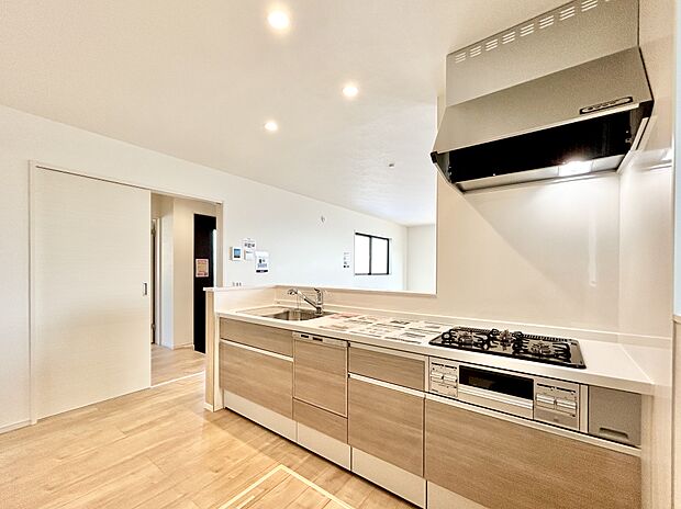 キッチンからはリビング全体を見渡せ、ご家族との会話を楽しみながら家事ができます。