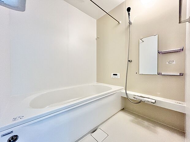 清潔感のある浴室。1日の疲れをゆっくりと癒してくれる空間です。