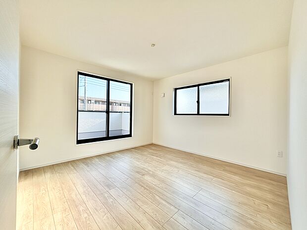 窓から自然光が差し込みます。プライベートな時間も心地よく過ごせそうです。