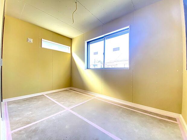 窓から自然光が差し込みます。プライベートな時間も心地よく過ごせそうです。