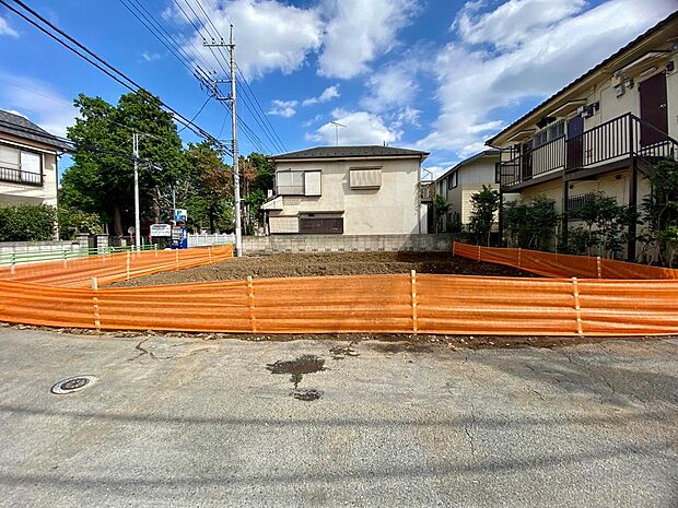「前面道路含む現地外観写真」角地に位置するため、開放感があります。前面道路は十分なスペースがあり、通行しやすいです。