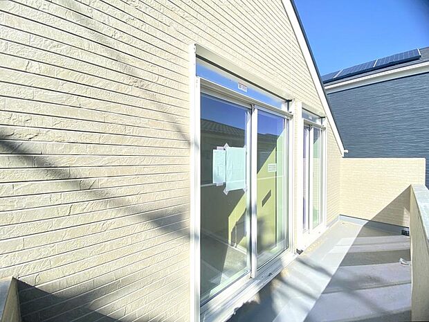 洗濯物を干す以外にも、生活スタイルに合わせて様々な用途で活用できるバルコニーです。