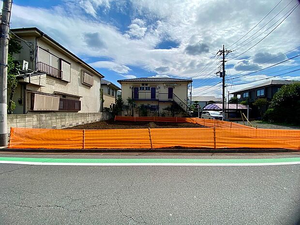 「前面道路含む現地外観写真」前面道路は十分なスペースがあり、通行しやすいです。