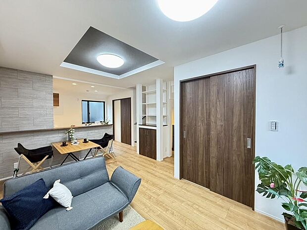 ご家族の写真や季節の花が映える、明るい色合いのフローリングが採用された柔らかな印象のLDKです。