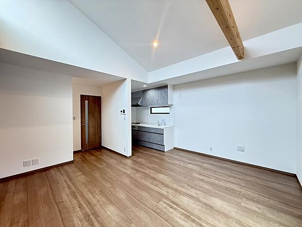 LDKは、ご家族が自然と集い、ゆったりと過ごせる居心地の良い住空間です。