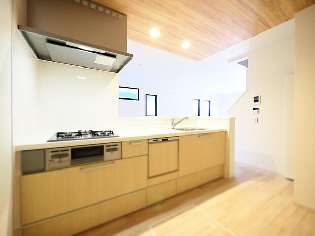 新しいお住まいのキッチンで、休日は家族でお料理を楽しむ時間が増えそうです。