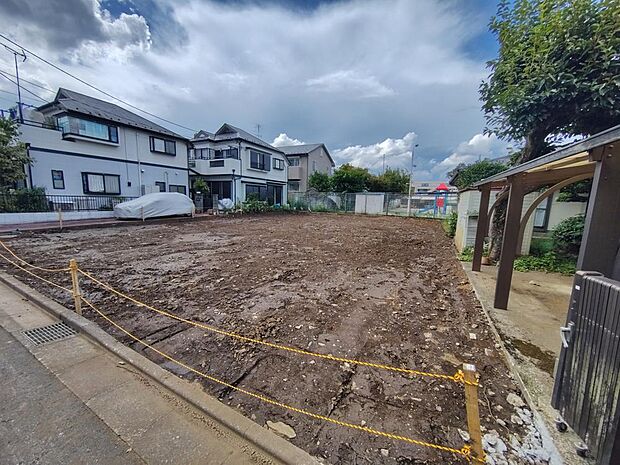 周辺は、低層住宅が建ち並ぶ閑静な住宅街です。緑豊かな住環境で落ち着いた暮らしが叶います。