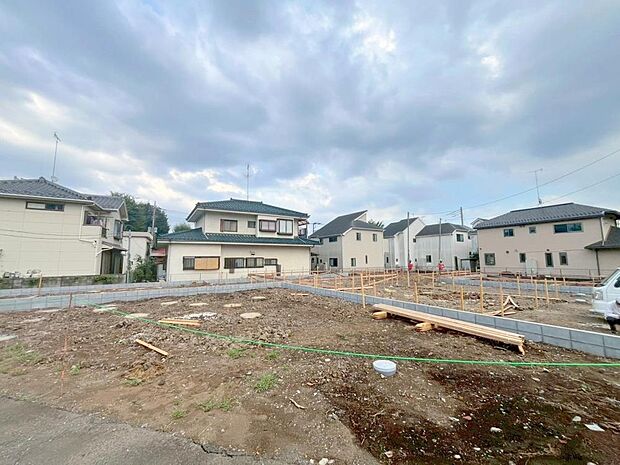 カースペースは2台分が確保されています(車種による)。セカンドカーの所有も検討可能です。