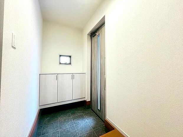 季節の花やアートで彩ることで、来訪者を気持ちよく迎えることができそうです。