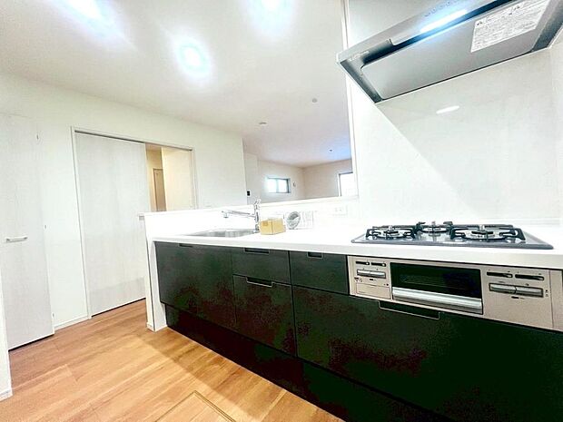 新しいお住まいのキッチンで、休日は家族でお料理を楽しむ時間が増えそうです。