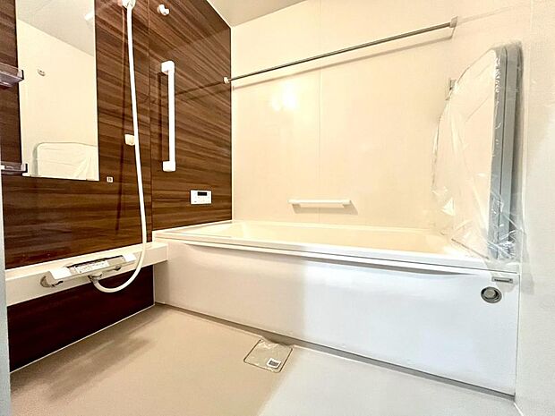 (同仕様写真)清潔感あるバスルーム。ゆっくりと湯船に浸かり、一日の疲れを癒やしていただけます。
