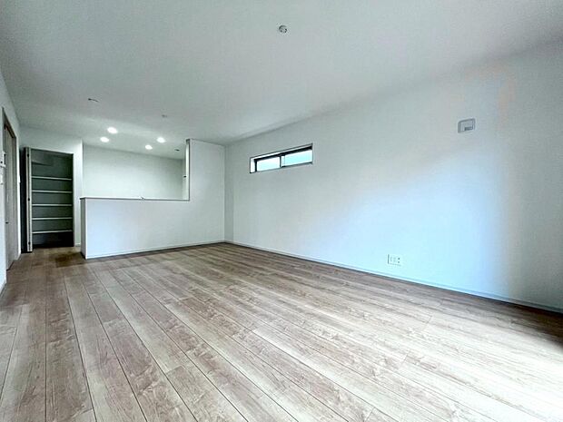 ご家族の写真や季節の花が映える、明るい色合いのフローリングが採用された柔らかな印象のLDKです。